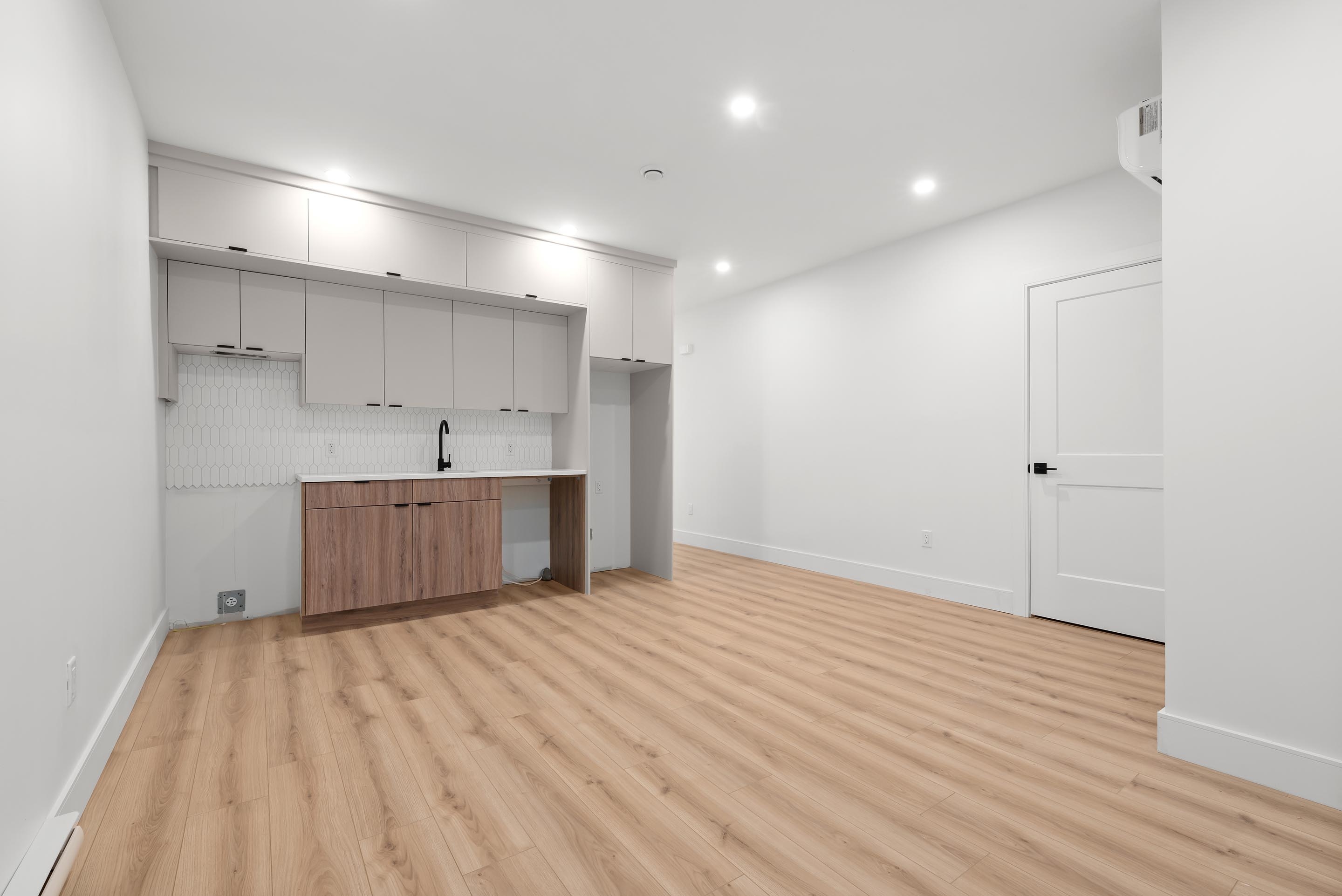 Colonial crescent 28