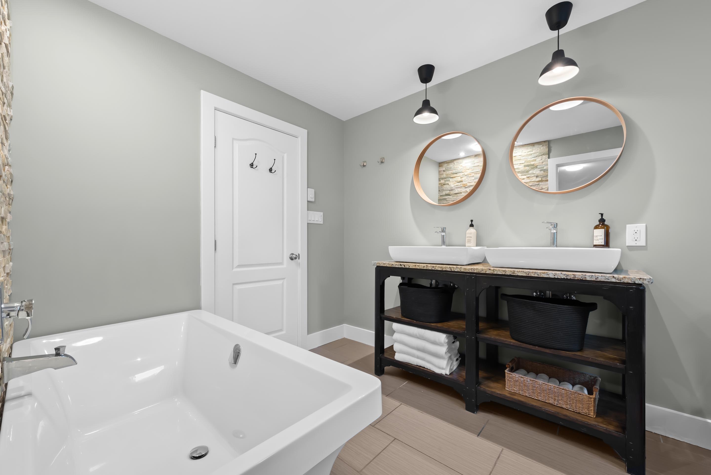 90 leeward ave 22
